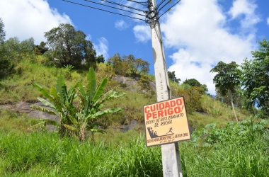 A placa alerta para o risco de deslizamento (Fotos: Henrique Pinheiro)