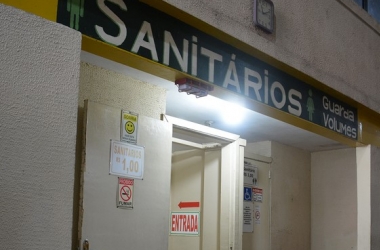 O banheiro da Rodoviária Norte: R$ 1 pelo uso (Foto: Henrique Pinheiro)