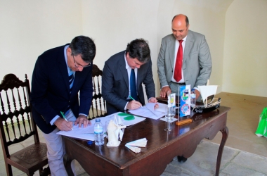 Durante a viagem, o presidente da Câmara de Nova Friburgo, Alexandre Cruz, firmou parcerias com autoridades lusitanas (Fotos: Divulgação) 