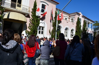 Manifestação dos profissionais do ensino em frente à prefeitura, em agosto (Arquivo AVS)