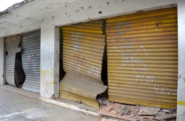 Os imóveis ainda não demolidos exibem cicatrizes da tragédia de 2011 em plena área urbana (Fotos: Henrique Pinheiro)