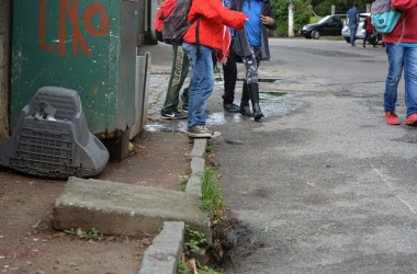 Muitos obstáculos no caminho de quem passa a pé pela RJ-150 (Fotos: Henrique Pinheiro)