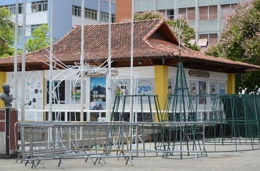 As estruturas metálicas sendo montadas na Praça Dermeval Barbosa Moreira (Fotos: Henrique Pinheiro)