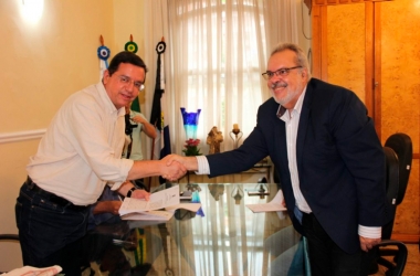 O prefeito Renato Bravo e o presidente do DER, Uruan Andrade, celebrando a assinatura do convênio (Foto: Rogério Dias)