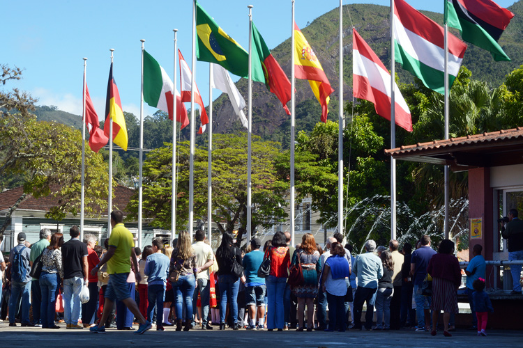 Friburguenses assistem ao hasteamento das bandeiras dos países colonizadores de Friburgo (Foto: Henrique Pinheiro)