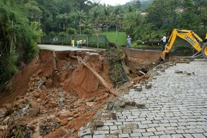 Cratera que se abriu em dezembro na Ponte da Saudade permanece aberta