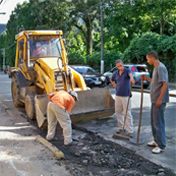 Prefeitura inicia asfaltamento na Avenida Julius Arp