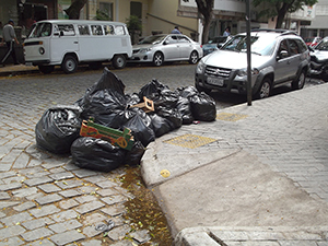Lixo no centro da cidade: comerciantes e população são notificados