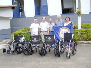 O Rotary Club Nova Friburgo Caledônia promoveu a entrega de cadeiras de rodas