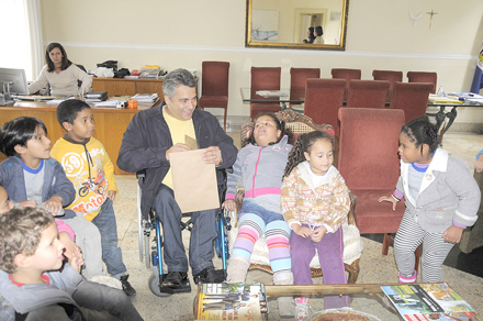 Alunos da Creche Municipal CMEI Santa Therezinha visitam gabinete do prefeito