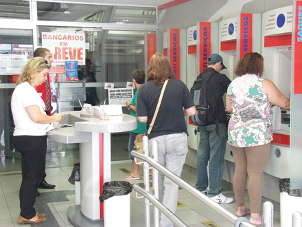 Com bancários em greve, caixas eletrônicos são opção