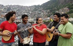 Grupo Chorando à Toa se apresenta no Teatro Municipal