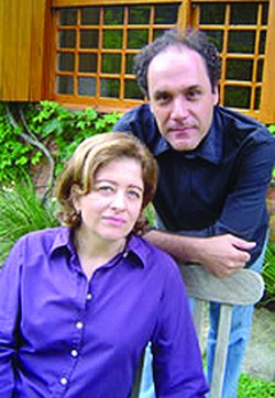 Peças de Elizabeth e Gilberto Paim são destaques em revista inglesa