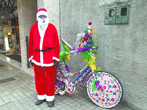 Um dos símbolos do Natal, Papai Noel ganha as ruas da cidade em novas versões