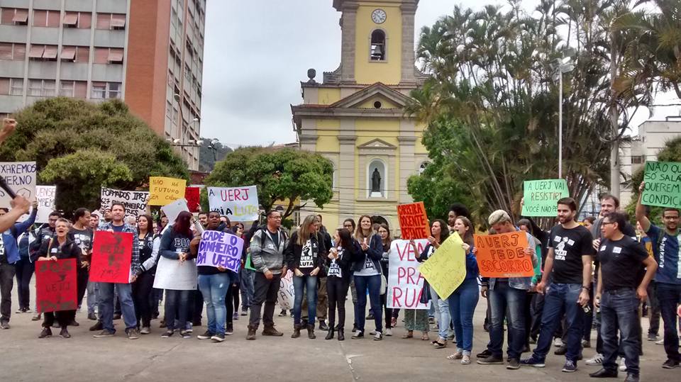 O protesto na Praça Dermeval Barbosa Moreira (Foto de Alessandro Rifan)