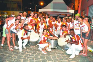 Blocos arrastam foliões e garantem alegria e alto-astral no Carnaval de Duas Barras 