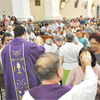 Fiéis católicos recebem as cinzas e  Campanha da Fraternidade é lançada