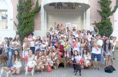 Após denúncias, manifestantes  protestam contra maus-tratos a cães