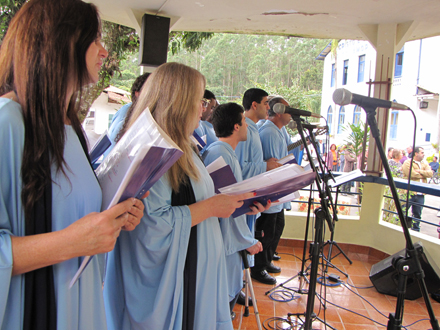 Coral da Águas de Nova Friburgo faz a festa no Lar Abrigo Amor a Jesus