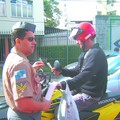 Bombeiros fazem panfletagem para conscientizar motociclistas