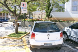 A falta de vagas para estacionar é um dos maiores problemas enfrentados pelos motoristas de Nova Friburgo