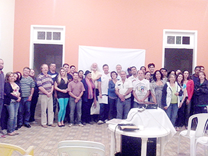 Dezenas de pessoas presentes à palestra do professor Evandro Ouriques em Amparo