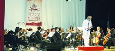 Orquestra Candido Mendes emociona o público no Municipal