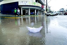 Chuvas alagam alguns pontos da cidade e preocupam a população 