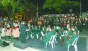 Banda e coral Euterpe e Arautos fazem concerto de Natal na praça