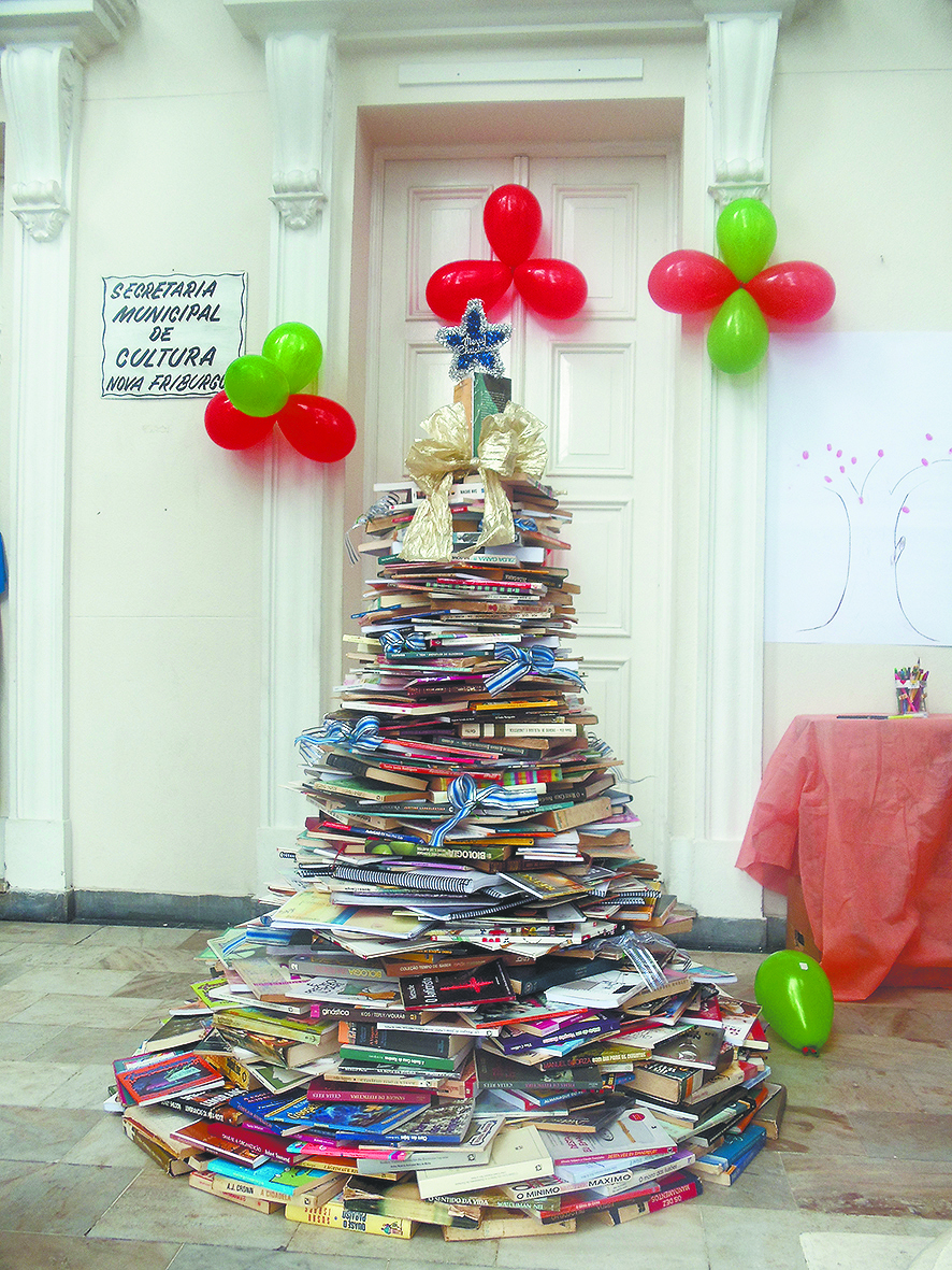 Árvore de Natal ganha livros no lugar de enfeites e bolas