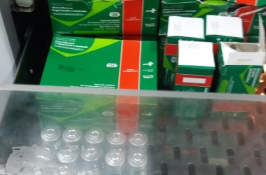 Vacinas dentro do refrigerador com defeito desde janeiro (Arquivo vereador Wellington Moreira)