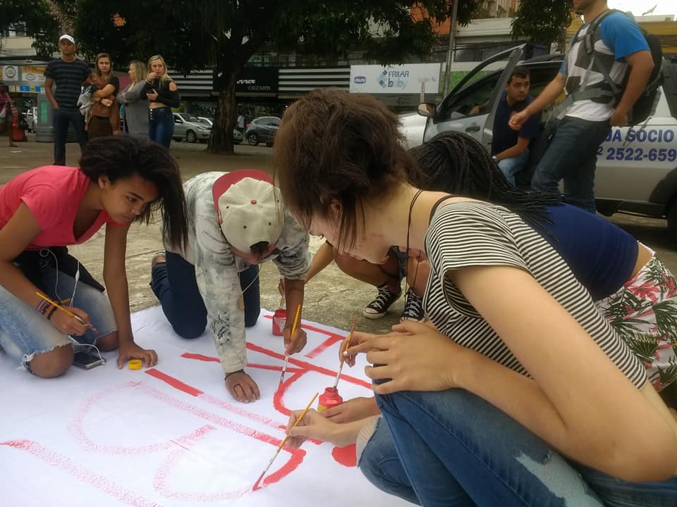 Jovens confeccionam cartazes para o protesto (Foto: Grupo LGBT+ Independente de Nova Friburgo)