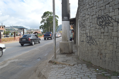 Tem um poste no meio do caminho...