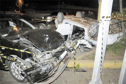 Acidente na Av. Roberto Silveira: carro  capota e deixa motorista em estado grave