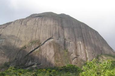 Escada facilita acesso ao topo da Pedra Riscada