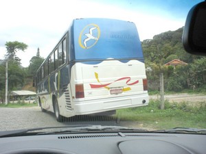 Quase diariamente um ônibus fica estacionado em local proibido 