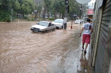 Temporal assusta friburguenses e provoca alagamentos em vários pontos da cidade