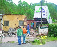 Caminhão desgovernado invade bar e casas e deixa um morto na RJ-130