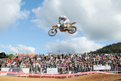 Motódromo de Conquista lota e  adrenalina dos pilotos contagia plateia