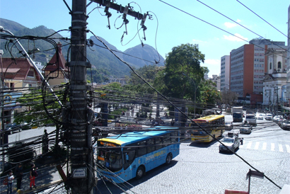 Propaganda política à parte, paisagem  urbana está repleta de poluição visual