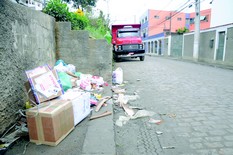 Morador dá exemplo de cidadania e tira o lixo da frente de sua casa