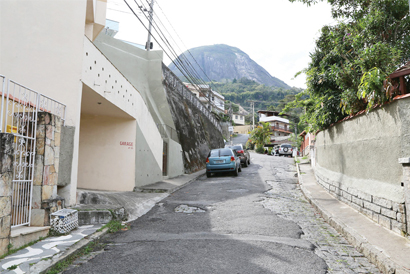 Moradores do Morro Santa Teresinha reivindicam asfalto e mais cuidados