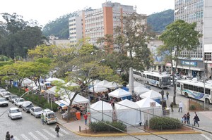 Preocupação com imagem turística leva prefeitura a interferir na mudança de barracas na festa da Praça