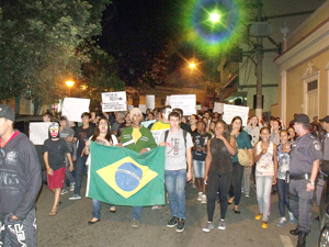 Onda de protestos mobiliza também a região:  em Cantagalo passeata agitou as ruas do Centro