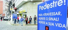 Orientação sobre a importância de respeitar o semáforo instalado no local