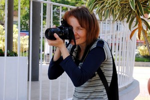 Estudantes e moradores da cidade na aula prática de fotografia da Ucam