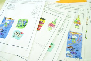 Papai Noel dos Correios beneficia alunos de duas escolas municipais