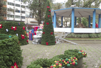 Começa a montagem da ornamentação natalina do projeto ‘Praça Encantada’  (Foto: Lúcio Cesar Pereira)