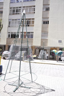 Marcas da ornamentação natalina ainda permanecem em pleno centro comercial