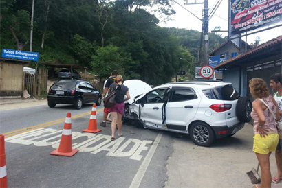 Acidente na RJ-116 complica o trânsito no início da manhã de ontem